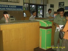 Petugas membantu masyarakat Petugas membantu masyarakat