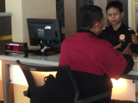 Penjelasan Petugas alat Antrian Bea Cukai Pontianak