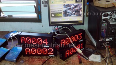 Ujicoba mesin antrian puskesmas sebelum dikirimkan